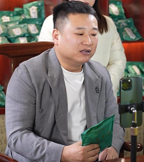 三言两语道出蕲艾的特点与优势,千万粉丝网红"大p百姓家"做客蕲春